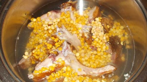 гороховый крем-суп на копченных ребрышках