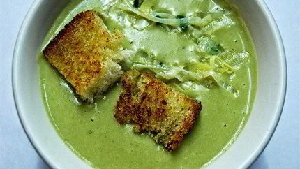 Гороховый крем-суп с луком-пореем и крутонами