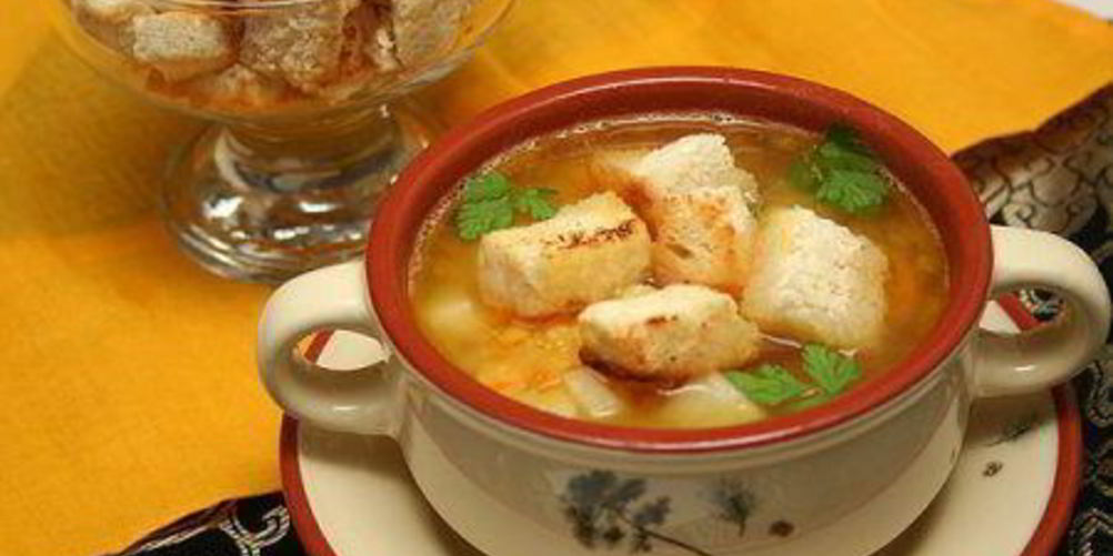 Рецепт горохового супа с копченостями и гренками