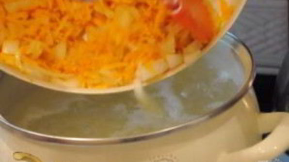 гороховый суп с охотничьими колбасками и зеленью