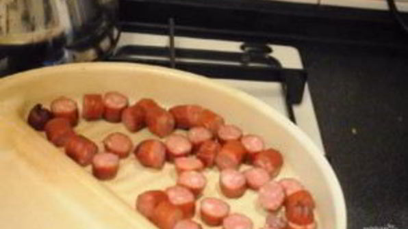 гороховый суп с охотничьими колбасками и зеленью