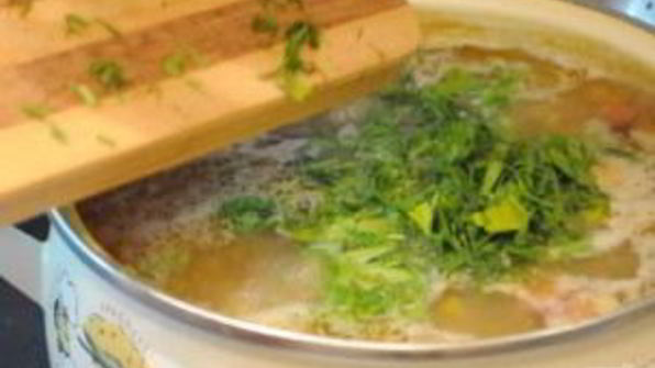 гороховый суп с охотничьими колбасками и зеленью
