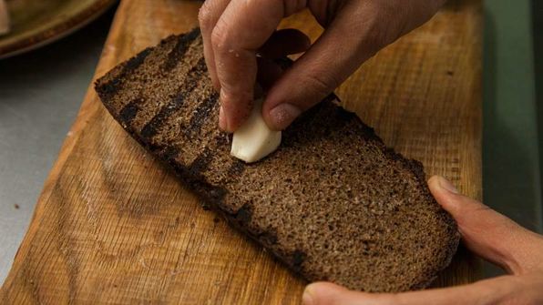 гороховый суп в хлебе