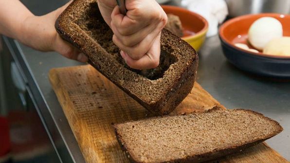 гороховый суп в хлебе