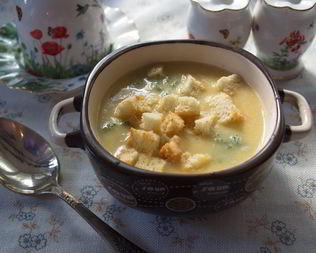 Суп гороховый с гренками