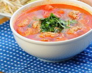 Суп из баранины с горохом, фрикадельками и томатом