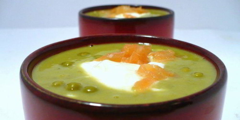 Рецепт закусочного горохового супа с копченым лососем и шапочкой из крем-фреша