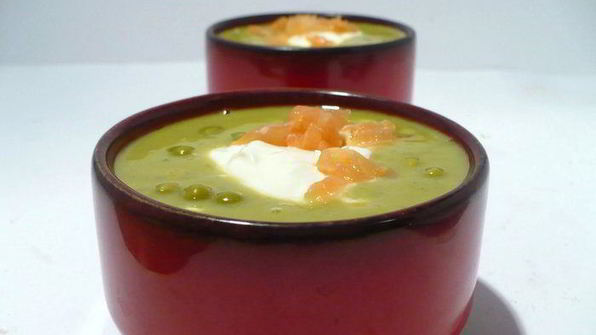 закусочный гороховый суп с копченым лососем и шапочкой из крем-фреша