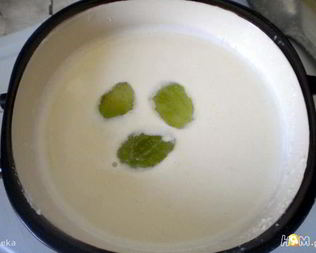 Ахобланко-испанский холодный суп из миндаля