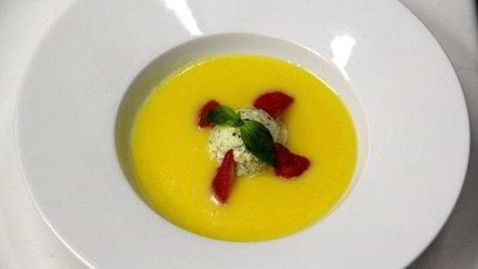 Холодный ананасово-кокосовый суп с мороженным из базилика