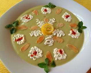 Холодный крем-суп из авокадо с мятой и лепестками миндаля