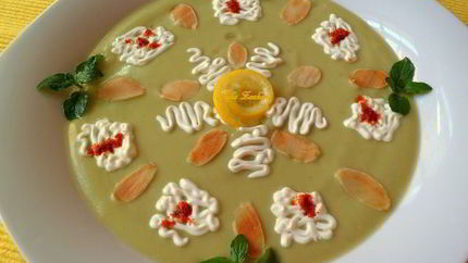 Холодный крем-суп из авокадо с мятой и лепестками миндаля