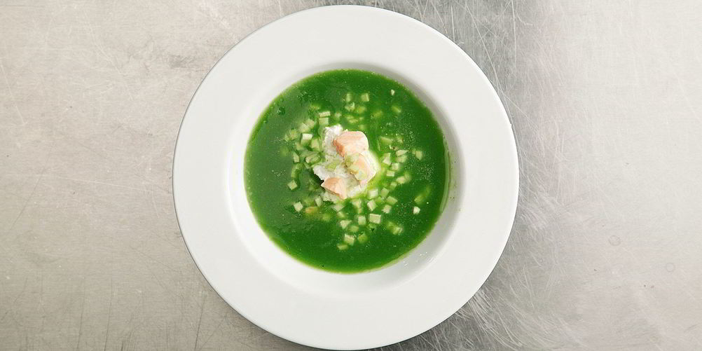 Рецепт холодного огуречного супа с лососем