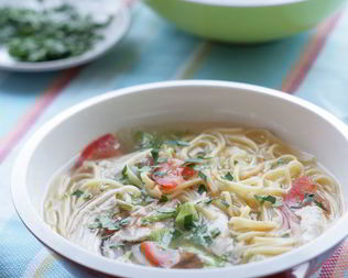 Холодный острый суп с овощами и лапшой