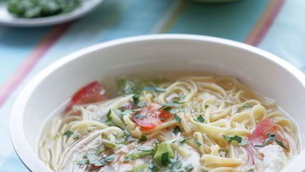 Холодный острый суп с овощами и лапшой