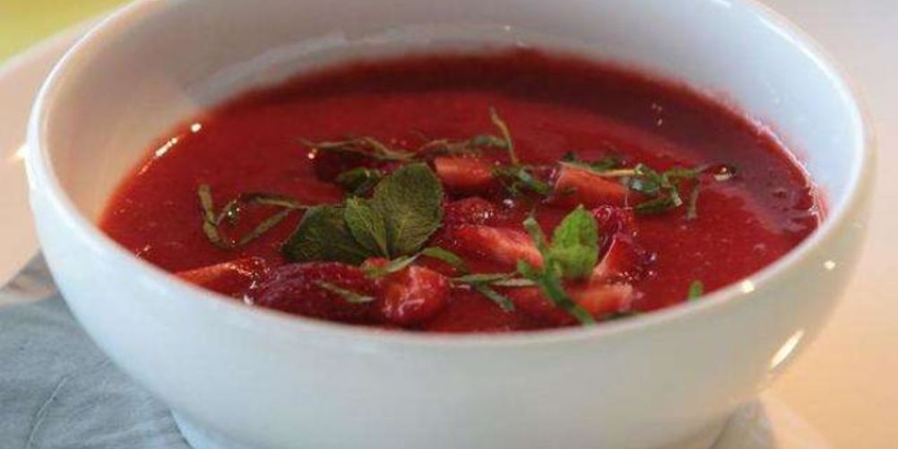 Рецепт холодного сладкого супа с клубникой и ревенем
