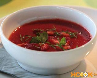 Холодный сладкий суп с клубникой и ревенем