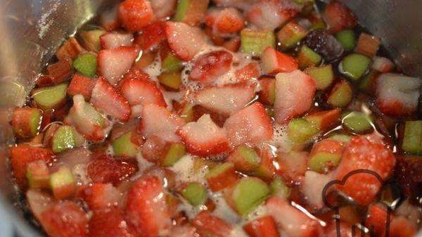 холодный сладкий суп с клубникой и ревенем