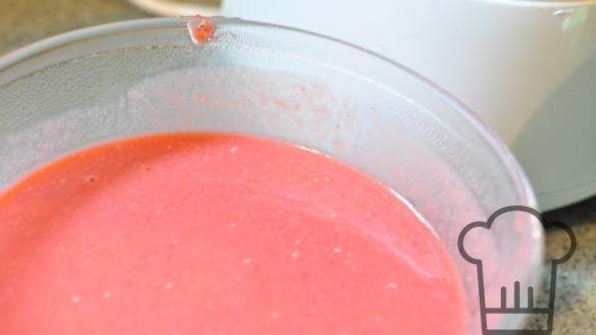 холодный сладкий суп с клубникой и ревенем