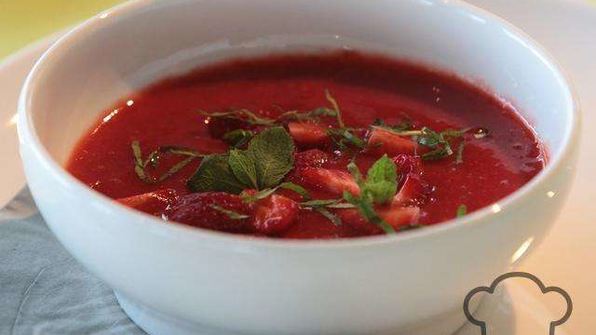 холодный сладкий суп с клубникой и ревенем