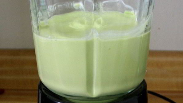 холодный суп из авокадо с начинкой