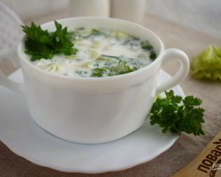 Холодный суп из кефира с огурцами и зеленью