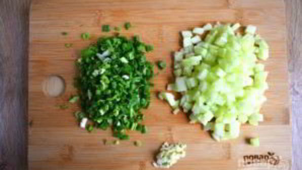 холодный суп из кефира с огурцами и зеленью