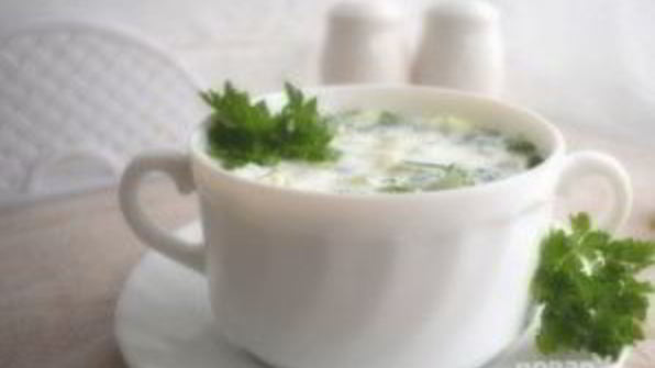 холодный суп из кефира с огурцами и зеленью