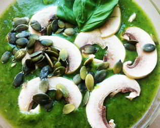 Холодный суп-коктейль из авокадо, рукколы, шпината и базилика