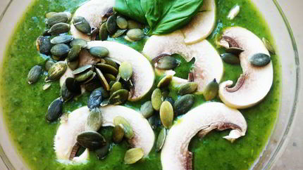 Холодный суп-коктейль из авокадо, рукколы, шпината и базилика