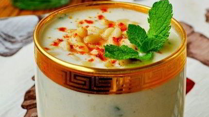 Холодный суп-пюре из кольраби с яблоками и кедровыми орешками