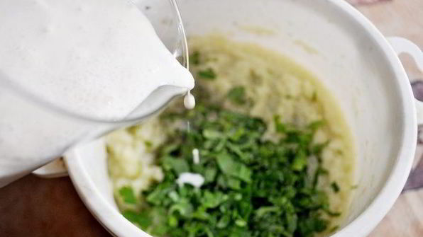 холодный суп-пюре из кольраби с яблоками и кедровыми орешками