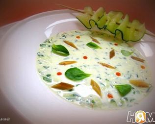 Холодный суп с огурцом и копченой рыбой