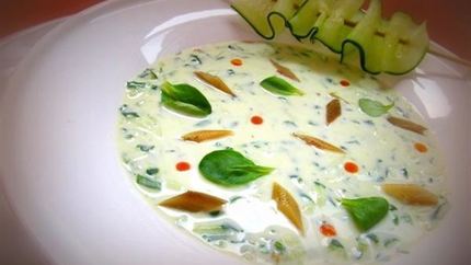 Холодный суп с огурцом и копченой рыбой