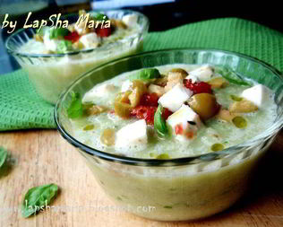 Огуречно-кабачковый холодный суп с моцареллой