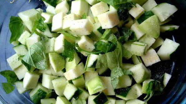 огуречно-кабачковый холодный суп с моцареллой