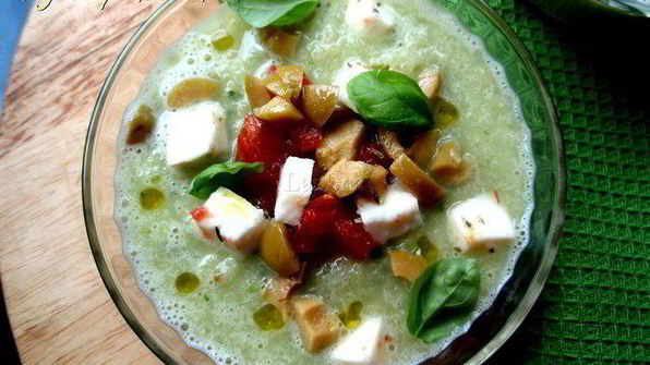 огуречно-кабачковый холодный суп с моцареллой