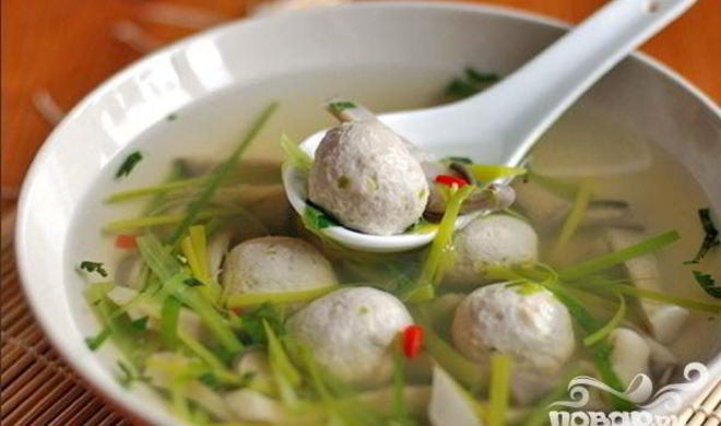 Китайский суп с фрикадельками из мяса и рыбы
