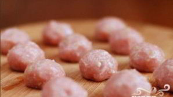 китайский суп с фрикадельками из мяса и рыбы