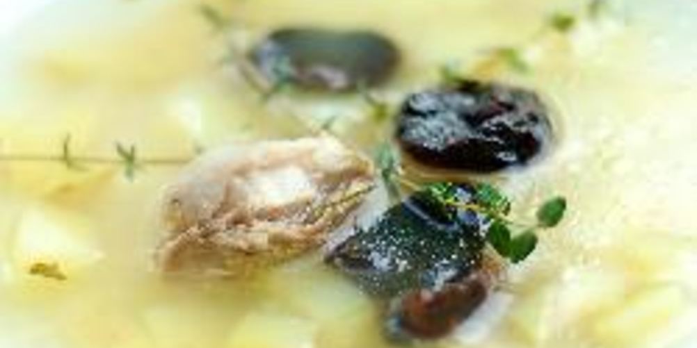 Рецепт куриного супа с рисом, пореем и черносливом