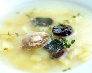 Куриный суп с рисом, пореем и черносливом