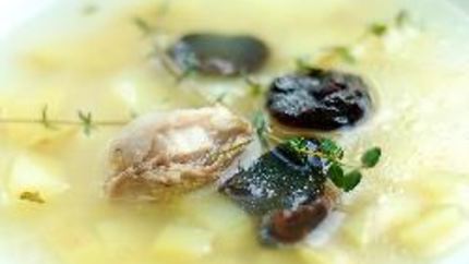 Куриный суп с рисом, пореем и черносливом