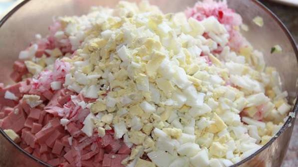 окрошка на квасе с вареной колбасой