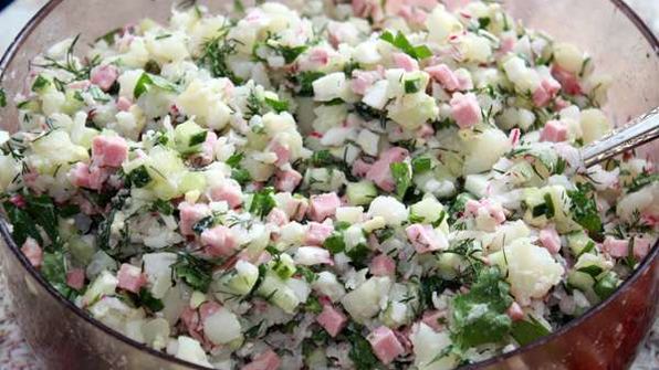 окрошка на квасе с вареной колбасой