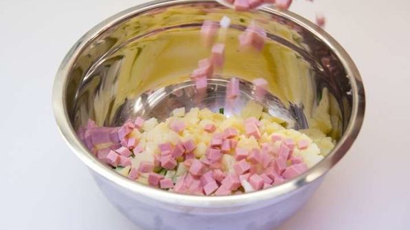 окрошка на сыворотке с колбасой