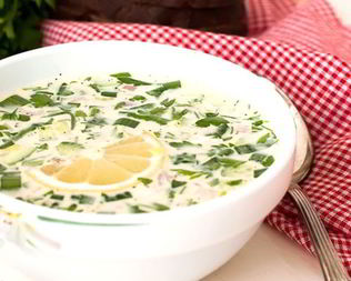 Окрошка на воде с сервелатом и лимоном