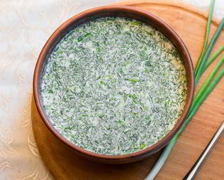 Окрошка с минеральной негазированной водой, кефиром и курицей