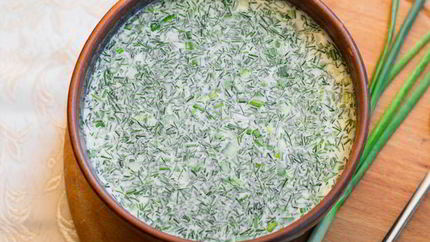 Окрошка с минеральной негазированной водой, кефиром и курицей