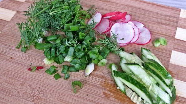 окрошка с салями на йогурте