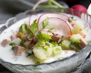 Окрошка с водой, сметаной и редисом